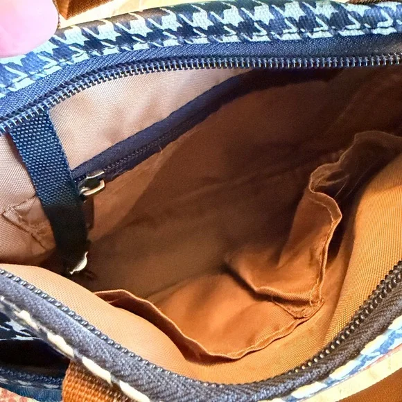 Kavu Black and White Houndstooth Crossbody Bag with matching Coin Purse - Picture 3 of 8